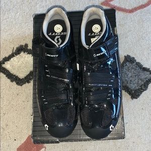 Scott women’s black velcro spin shoes like new!